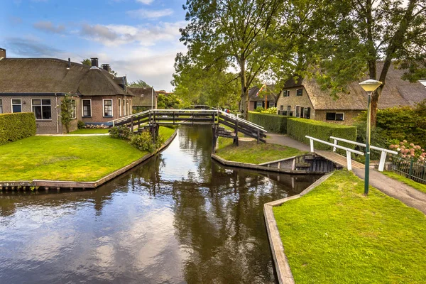 Tájkép Kilátás Híres Giethoorn Falu Csatornák Rusztikus Nádtetős Házak Farm — Stock Fotó