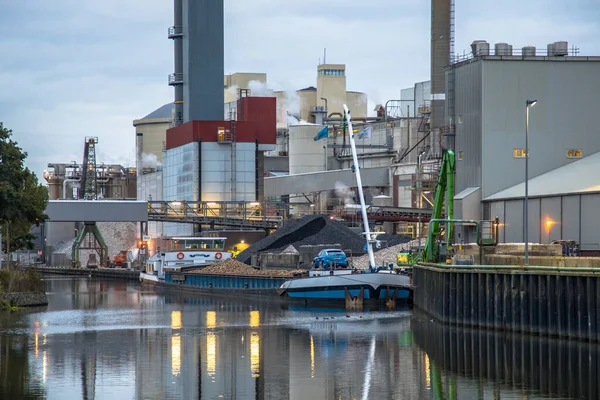 内陸の貨物船はホーグカーの砂糖工場で係留された 輸送の工業的詳細 フローニンゲン オランダ — ストック写真