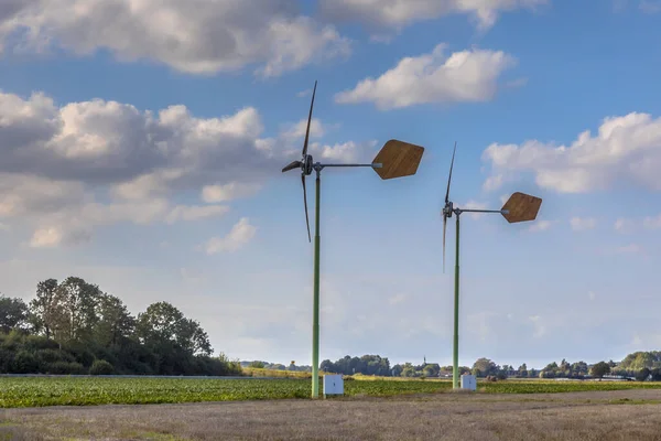 オープン農業の風景の中に2つの小さな風力発電所オランダのGroningen — ストック写真