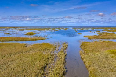 Channel Tidal Marshland ulusal parkı ve Waddensea bölgesindeki Unesco Dünya Mirası Groningen şehrinin hava manzarası. Hollanda
