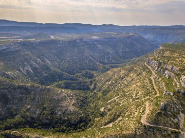 Gorges la Vis Vadisi 'nin hava manzarası Cevennes Ulusal Parkı, Güney Fransa' daki Causse du Larzac 'tan geçiyor.