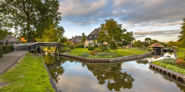 Tájkép Kilátás Híres Giethoorn Falu Csatornák Rusztikus Nádtetős Házak Farm — Stock Fotó