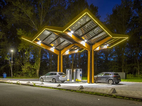 Automobili Elettriche Che Caricano Alla Stazione Rifornimento Energia Elettrica Nella — Foto Stock