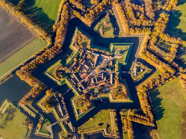 ブルターニュの要塞村の空中ビュー これは 秋の色で上から見たグロニンゲン州の歴史的な星形の砦です — ストック写真