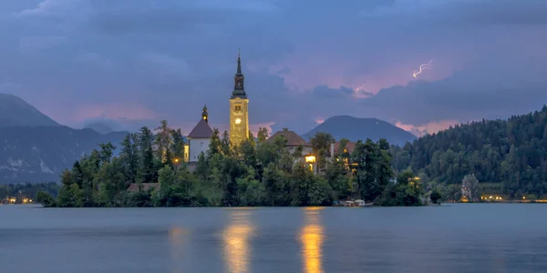 Lake Bled Med Marias Kyrka Och Berg Bakgrunden Stormig Himmel — Stockfoto