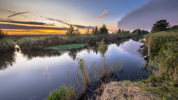 Puesta Sol Sobre Río Reserva Natural Holandés Onlanden Drenthe Países —  Fotos de Stock