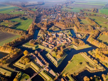 Bourtange 'ın tahkimat köyünün hava manzarası. Bu, Groningen Eyaleti 'nde sonbahar renklerinde yukarıdan görülen tarihi bir kaledir.