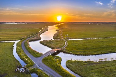 Jisp, Noord Holland, Hollanda, Hollanda yakınlarındaki tarım arazisindeki ahşap araç köprüsü.