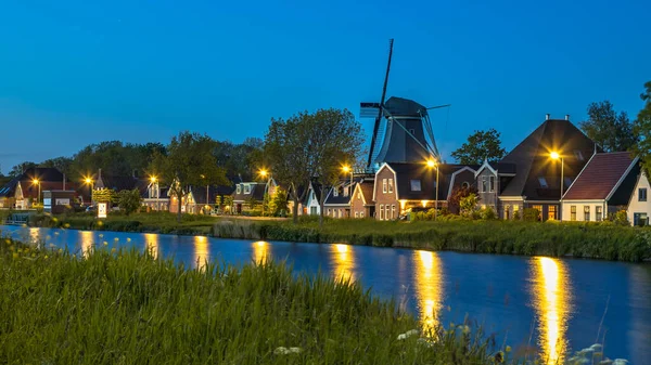 Village Typiquement Hollandais Traditionnel Avec Fermes Moulin Vent Long Canal — Photo