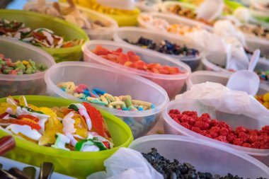 Fransa 'da gıda pazarında çeşitli renkte şekerleme çeşitleri