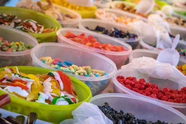 Fransa 'da gıda pazarında çeşitli renkte şekerleme çeşitleri