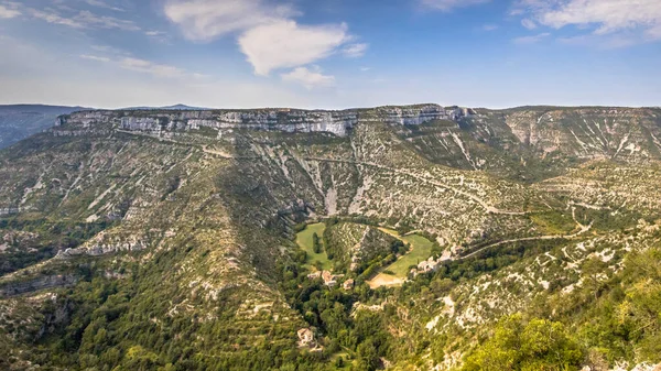 Güney Fransa Cevennes 'teki Gorges La Vis' teki Navacelles Sirki 'nin Panorama manzarası