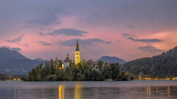 Lake Bled Med Marys Kyrka Och Berg Bakgrunden Stormig Himmel — Stockfoto