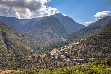 Asco nehri vadisindeki Asco köyünün manzarası Fransa 'nın Korsika adasındaki Haute Corse' da Cinto Dağı manzaralı.