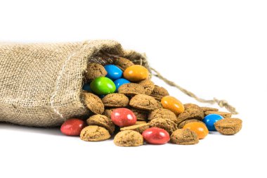 Her yıl 5 Aralık 'ta Hollanda' da düzenlenen Sinterklaas bayramı etkinliği için beyaz zemin üzerinde renkli pepernoten jute çanta içinde ikram ediyor.