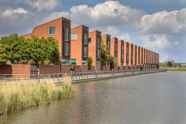 Moderne Vrijstaande Gezinswoningen Aan Waterkant Groningse Buitenwijk — Stockfoto