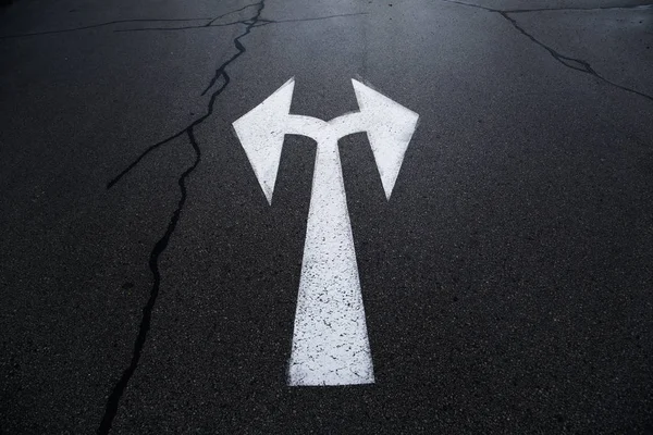 Şehir asfalt yol ile iki yönlü ok işareti arka plan