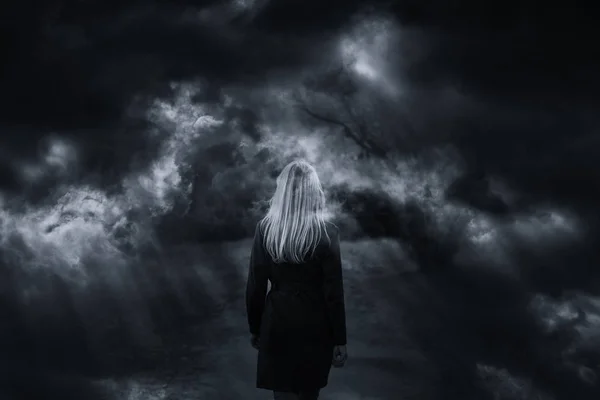 Dramatische Stormy Sky Met Wandelen Vrouw — Stockfoto