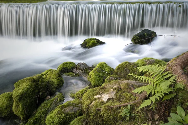 Prachtige Watervallen Met Mossy Rotsen Achtergrond — Stockfoto