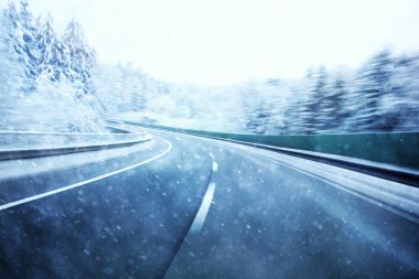 Tehlikeli hızlı karayolu kış sürüş soyut. Karlı koşulları yolda. Hareket bulanıklığı visualizies hız ve dinamikleri.
