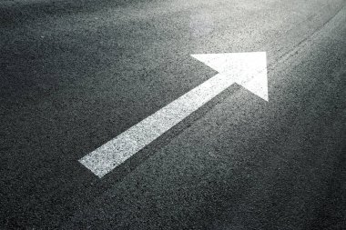 Yol düz ileri ok yönünü işaret güneşli asfalt yol yere.