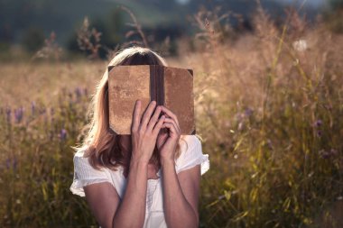 Yaşlı kadın okuma boo yüzünü kaplayan kand.