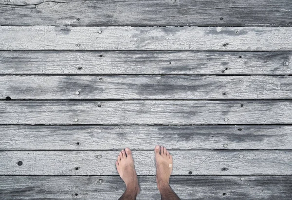 Textura Tableros Madera Antiguos Con Patas Humanas Descalzas Copiar Espacio — Foto de Stock