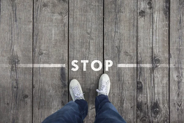 Άτομο Που Στέκεται Τις Ξύλινες Σανίδες Μήνυμα Stop Στο Πάτωμα — Φωτογραφία Αρχείου