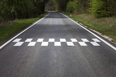 Konsept başlatmak kırsal asfalt yol yerdeki çizgi deseni sembolü.