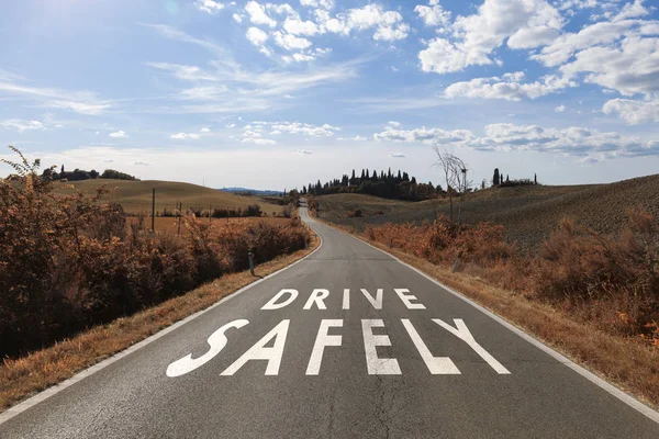 コンセプト ドライブは 日当たりの良い夏のアスファルトの田舎道で安全にメッセージします 概念安全運転警告背景 — ストック写真