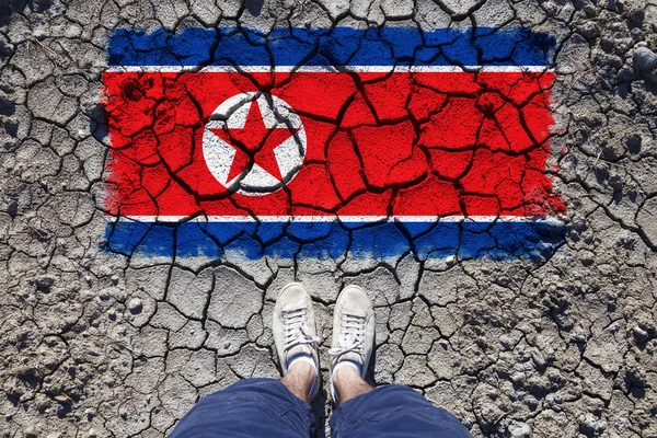 Ponto Vista Homem Solo Rachado Com Bandeira Rachada Coreia Norte — Fotografia de Stock