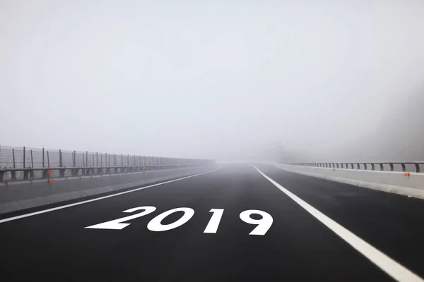Inicio Conceptual Del Año Nuevo Número 2019 Carretera Brumosa — Foto de Stock