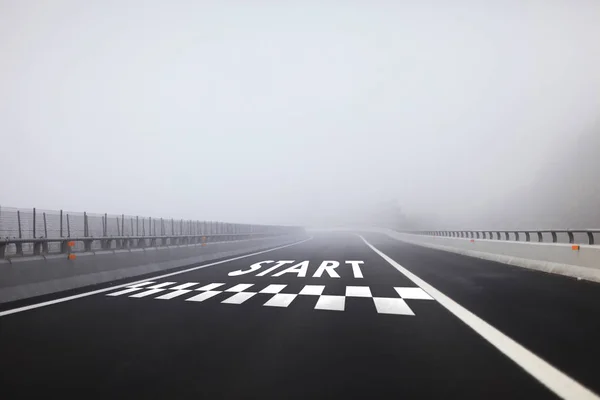 床にスタート ラインの印と霧の高速道路の詳細 — ストック写真