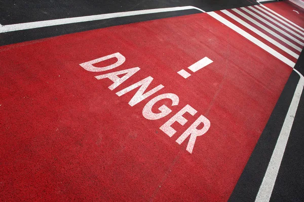 危険メッセージの背景と歩行者横断歩道標識 — ストック写真