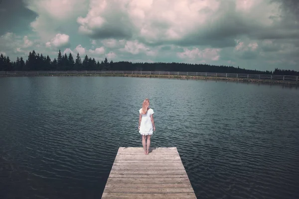 Blond Kobieta Białej Sukni Stojąc Drewnianym Molo Nad Jeziorem Efekt — Zdjęcie stockowe