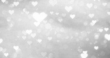     Bulanık gümüş bokeh arka plan üzerinde uçuşan kalpler güzel soyut beyaz renkli. 