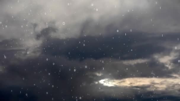 暗い曇り空タイムラプス背景に二進数のコンピューターのデータが飛ぶ — ストック動画