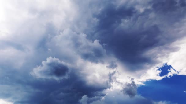 Paysage nuageux bleu foncé magique timelapse fond .