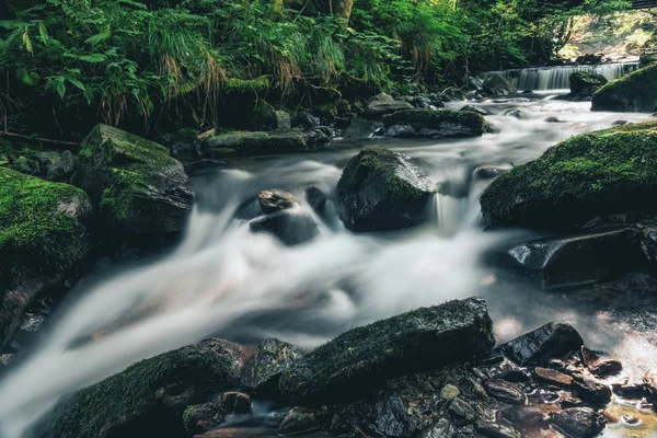 Prachtige wazig mystic river in idyllische forres — Stockfoto