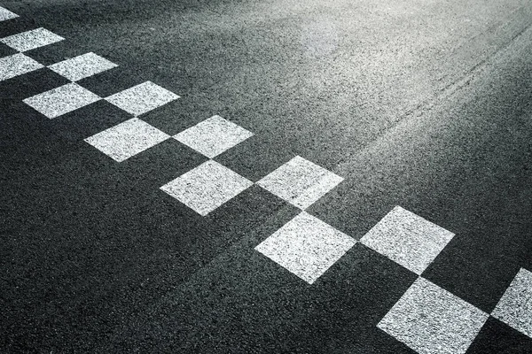 Asfalt yolundaki noktalı çizgiyi başlat ve bitir.