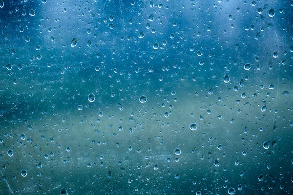 美丽的雨滴落在模糊的玻璃背景上 — 图库照片