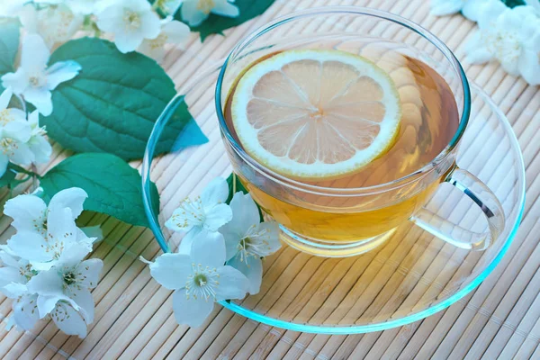 Uma Xícara Chá Verde Com Flores Jasmim Uma Fatia Limão — Fotografia de Stock