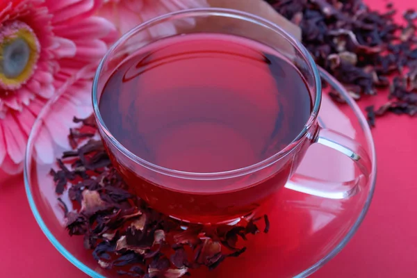 Kubek Czerwony Karkade Rozrzuconych Liści Herbaty — Zdjęcie stockowe