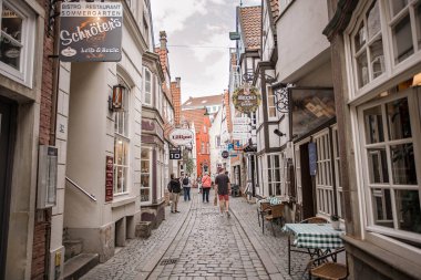 Bremen, Almanya - 9 Mayıs 2018: renkli evleri, Bremen eski şehir ile güzel sokak. Schnoorviertel bahşı. 