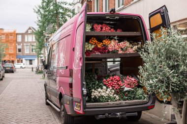 Hollanda, Groningen - 10 Mayıs 2018: pembe araba satmak için çiçek getirdim. 