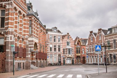 Tipik Hollanda binaların sokağı. Yerel mimari Groningen, Hollanda.