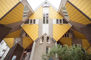 Rotterdam, Hollanda ünlü küp sarı evler.
