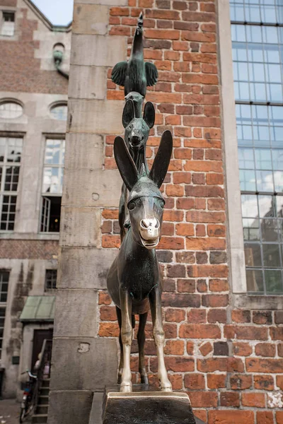 Famosa Estatua Los Músicos Bremen Cerca Burro Perro Gato Gallo — Foto de Stock