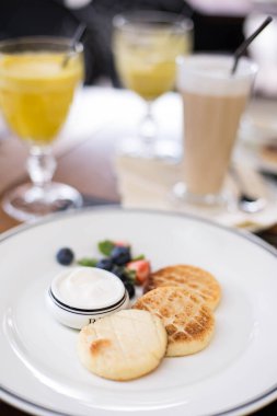 Lezzetli süzme peynirli krep ya da taze yabanmersinli şurup.