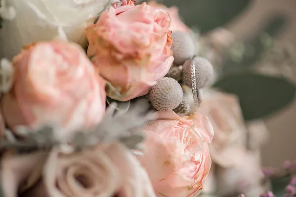 Esküvői Csokor Árnyalatú Poros Rózsa Fehér Zöld Bézs Rózsaszín Lila — Stock Fotó